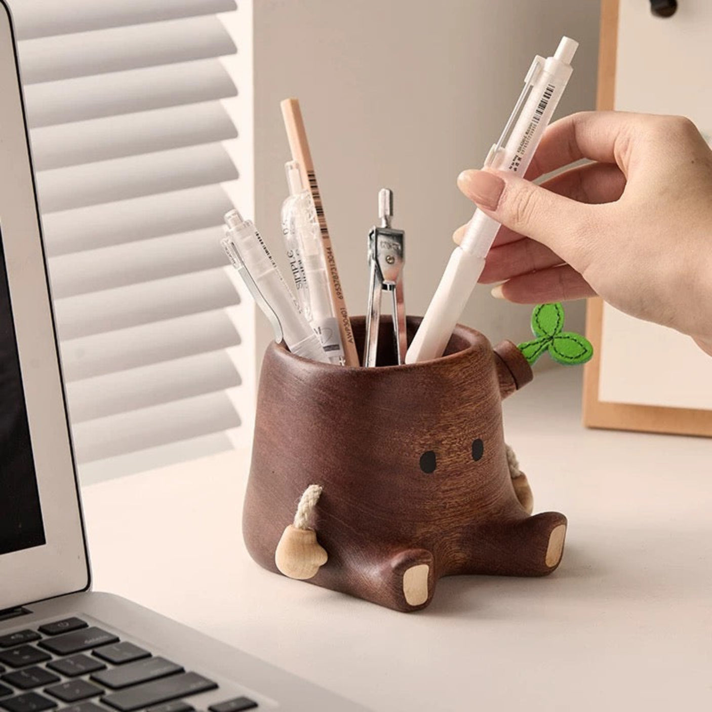Nordic-Inspired Solid Wood Pen Holder – Elegant Office Organizer & Gift