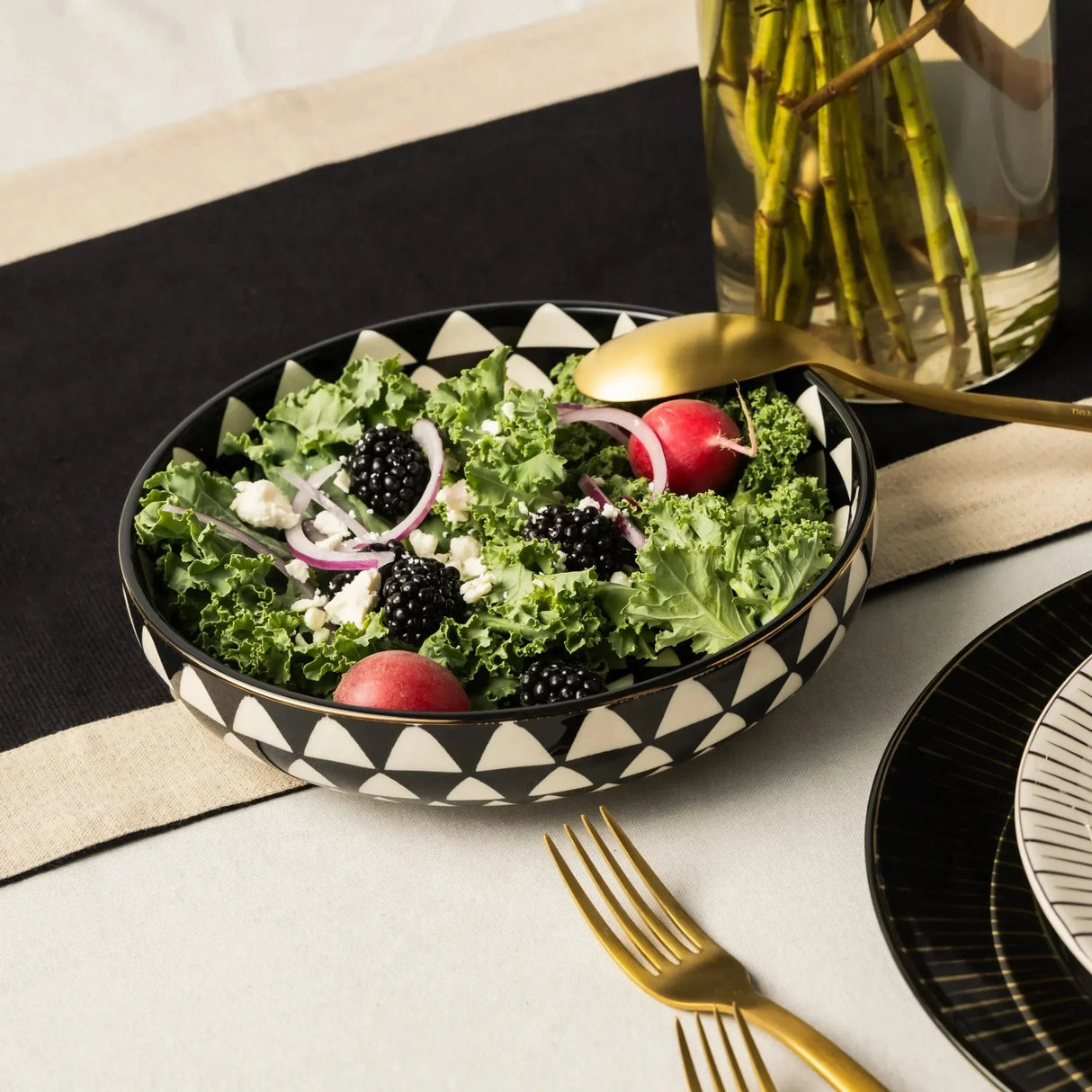 Medallion 4-Pack Ceramic Ramen & Noodle Bowls Set in Black and White Julia M LifeStyles