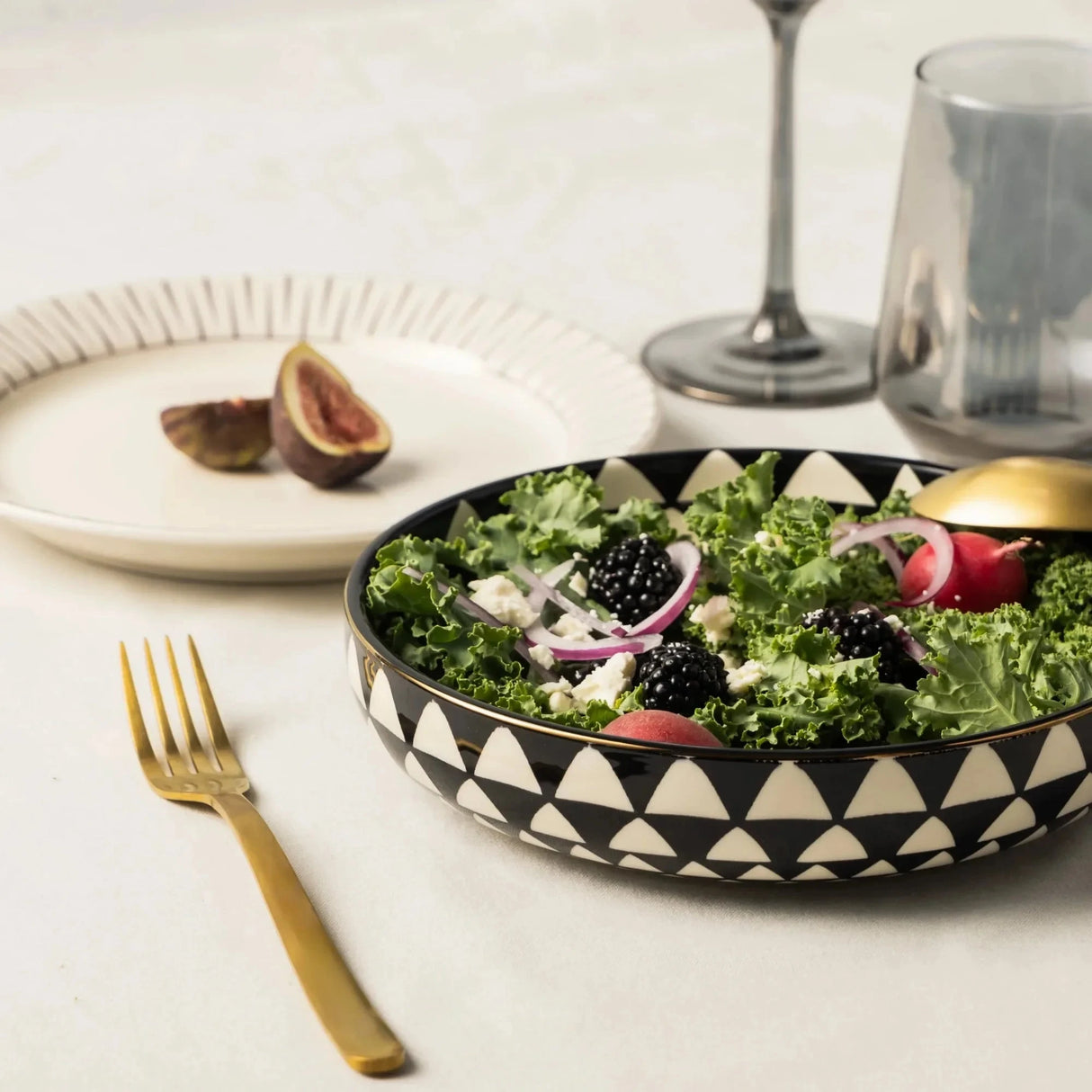 Medallion 4-Pack Ceramic Ramen & Noodle Bowls Set in Black and White Julia M LifeStyles