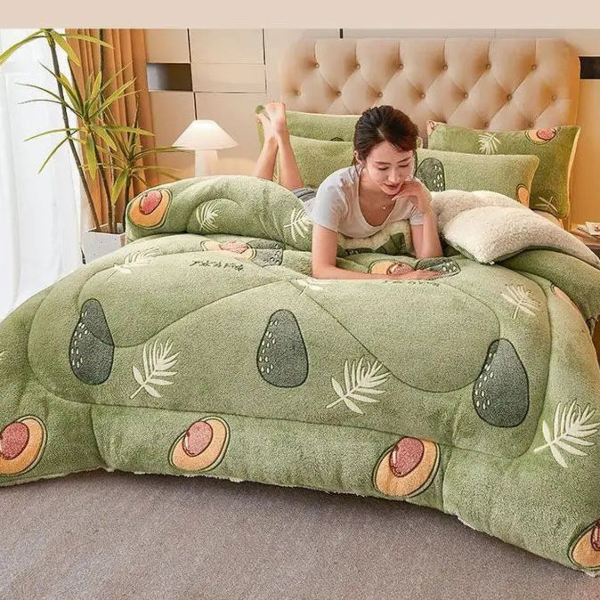 Child playing under a green floral-patterned duvet with product features listed below.