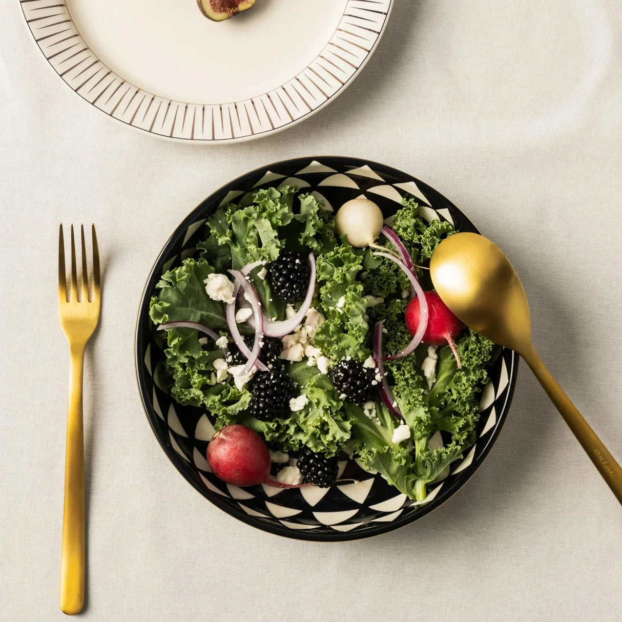 Medallion 4-Pack Ceramic Ramen & Noodle Bowls Set in Black and White Julia M LifeStyles