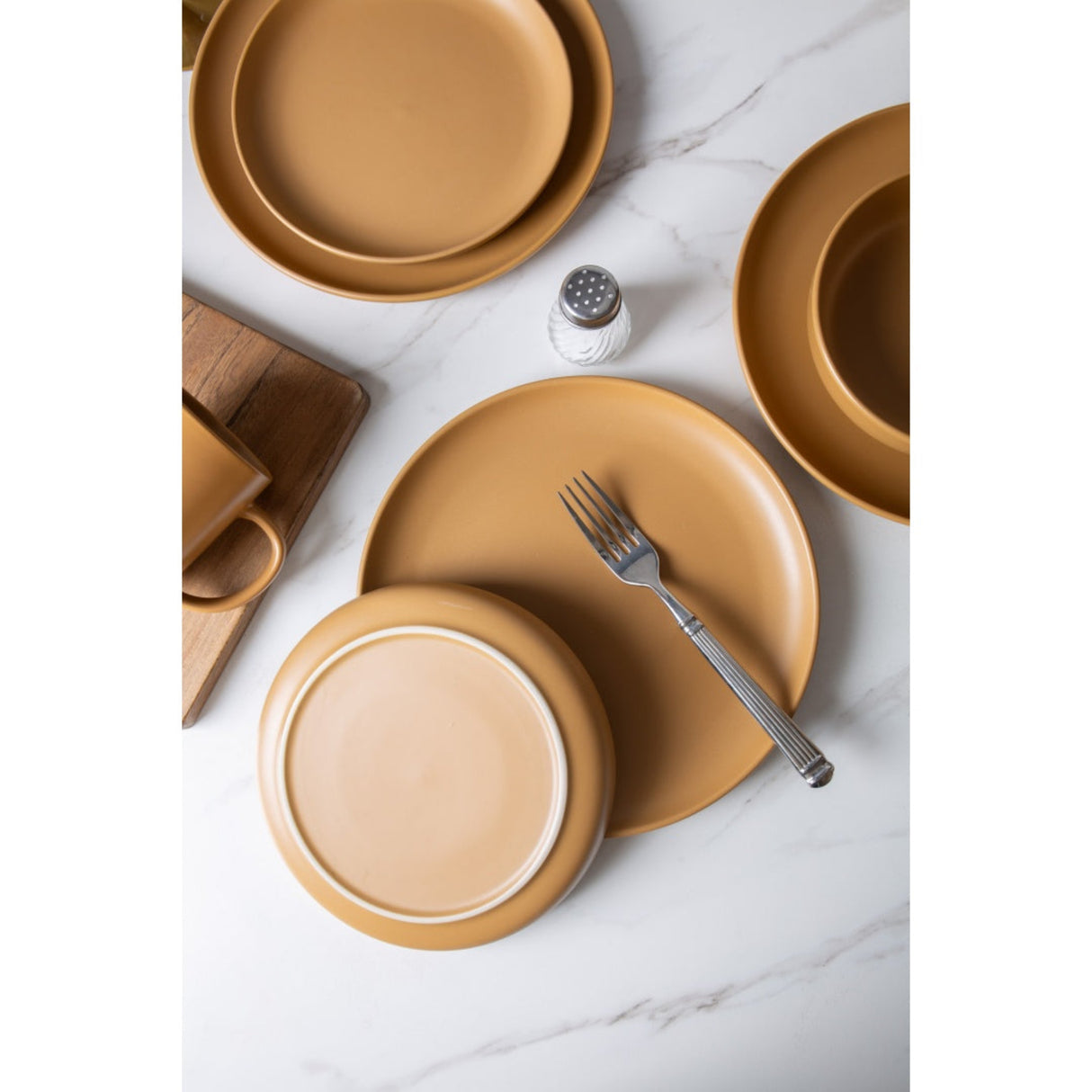12-Piece Stoneware Dinnerware Set with Mugs - Microwave & Dishwasher Safe