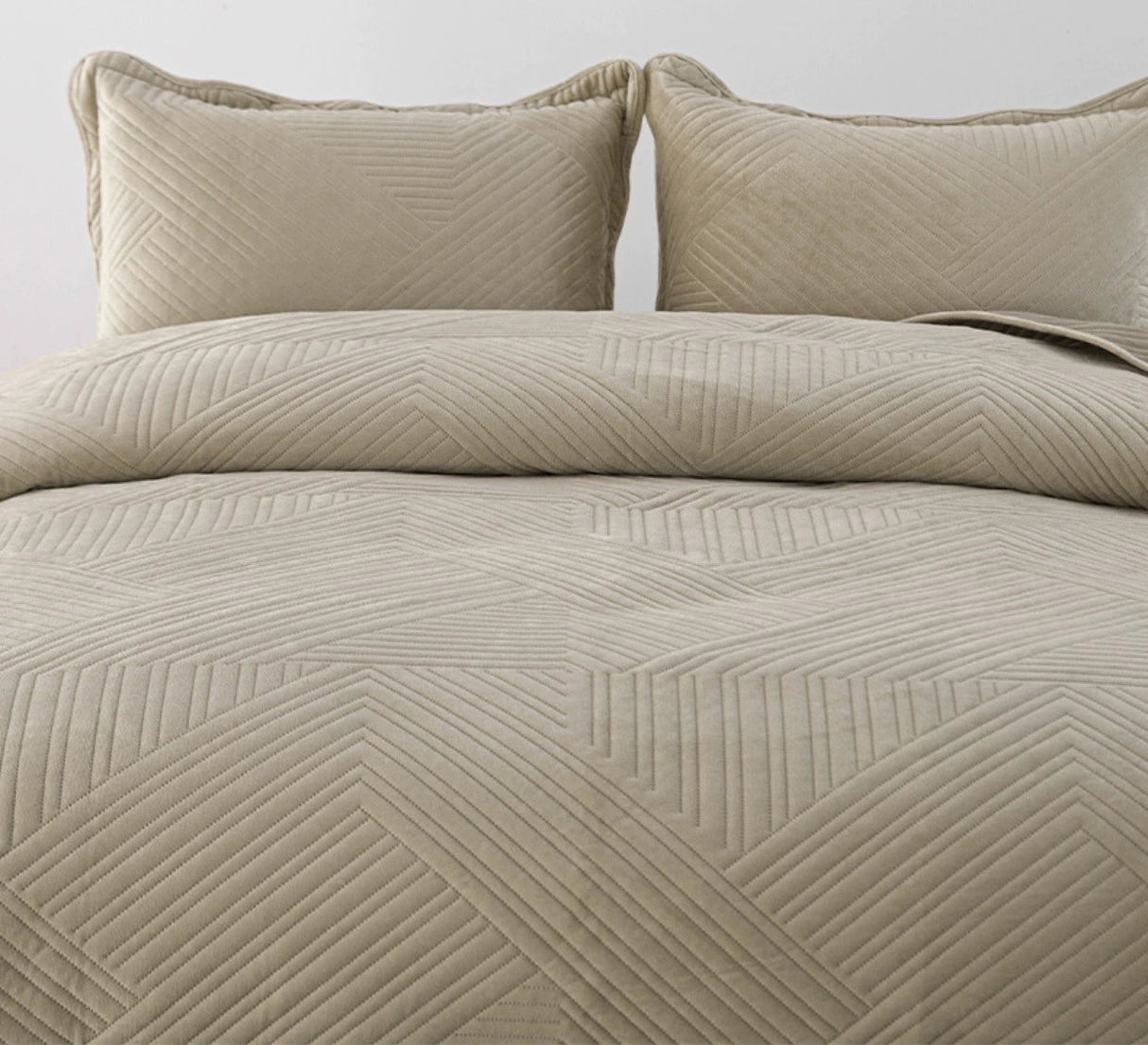 Fleece-Lined Quilted Bed Cover Set for Cozy Elegance