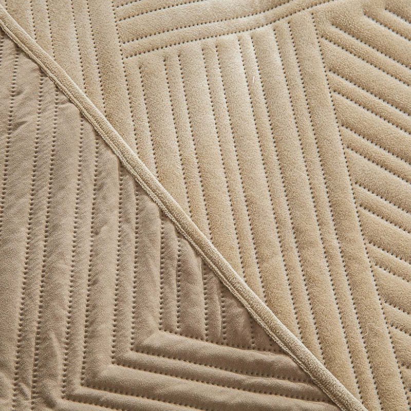 Fleece-Lined Quilted Bed Cover Set for Cozy Elegance