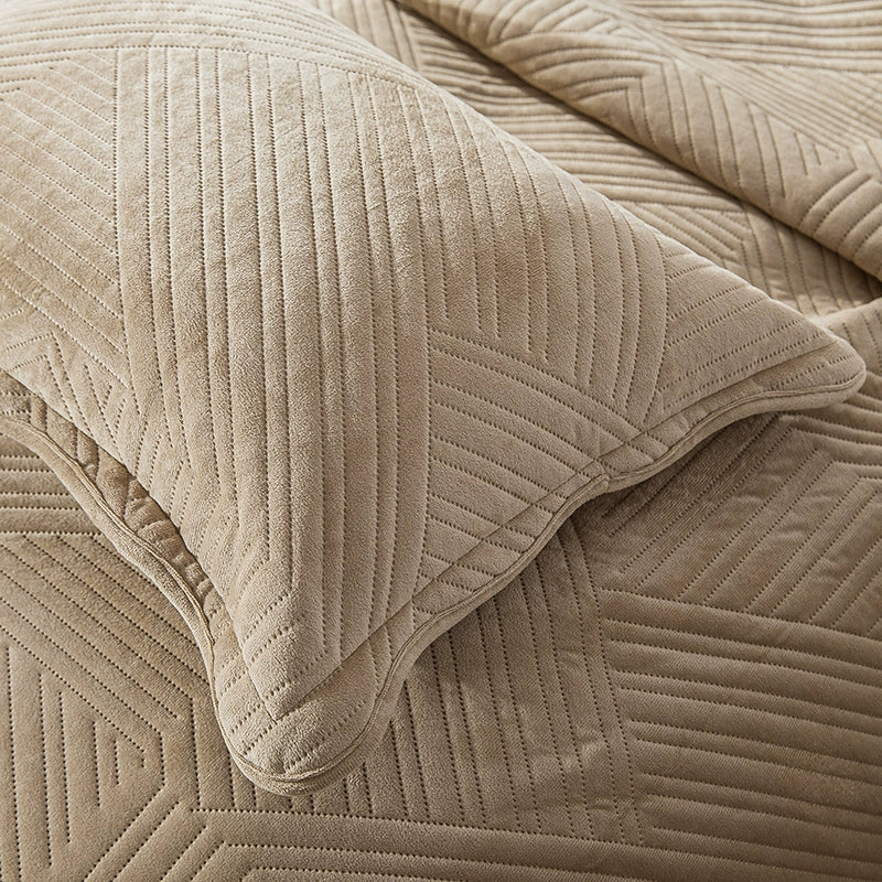 Fleece-Lined Quilted Bed Cover Set for Cozy Elegance