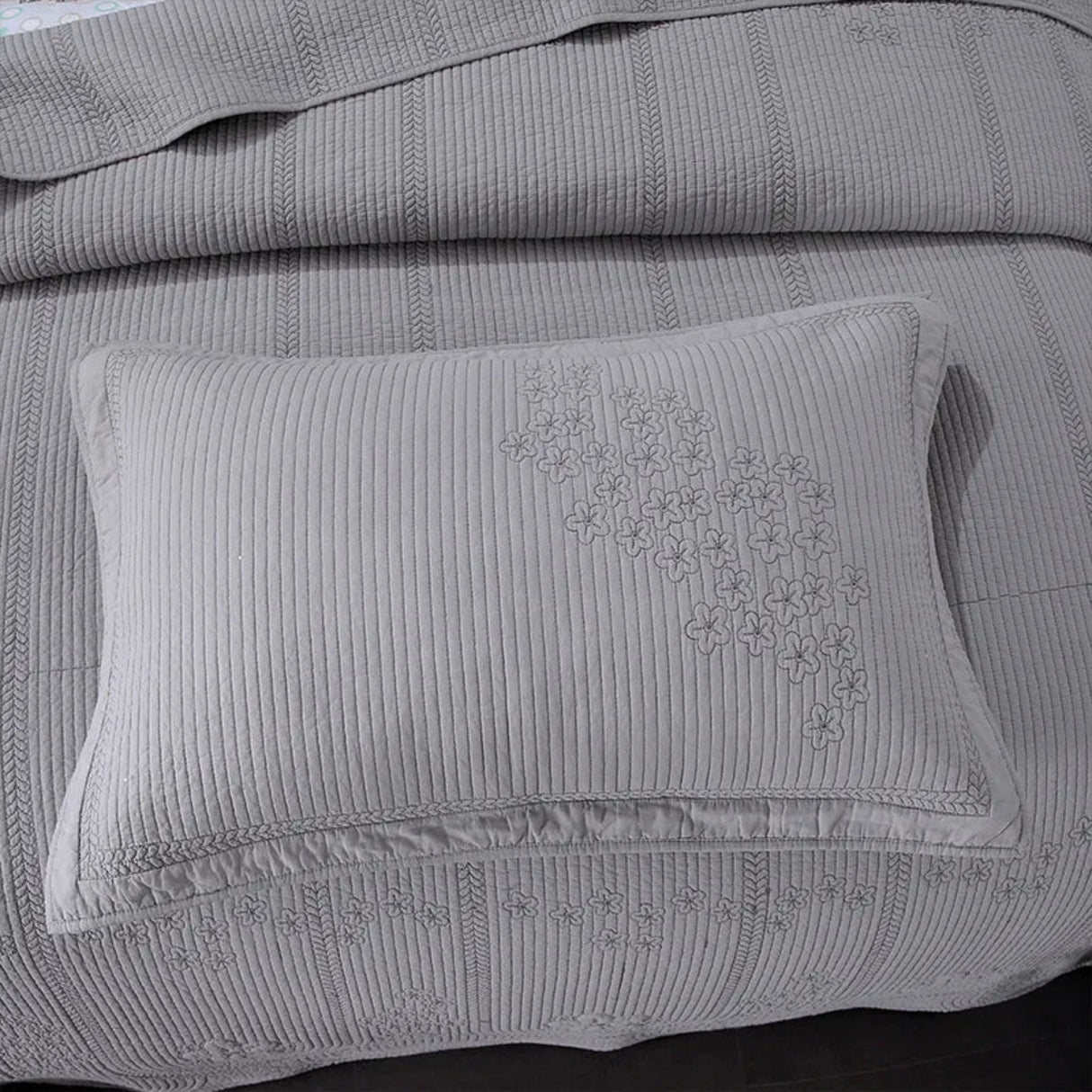 JULIA 3 Pieces Solid Color Embroidered Quilt Set