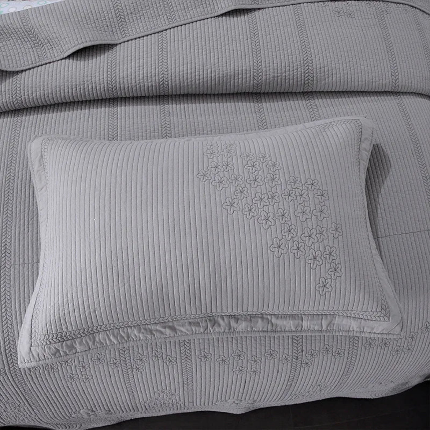 JULIA 3 Pieces Solid Color Embroidered Quilt Set